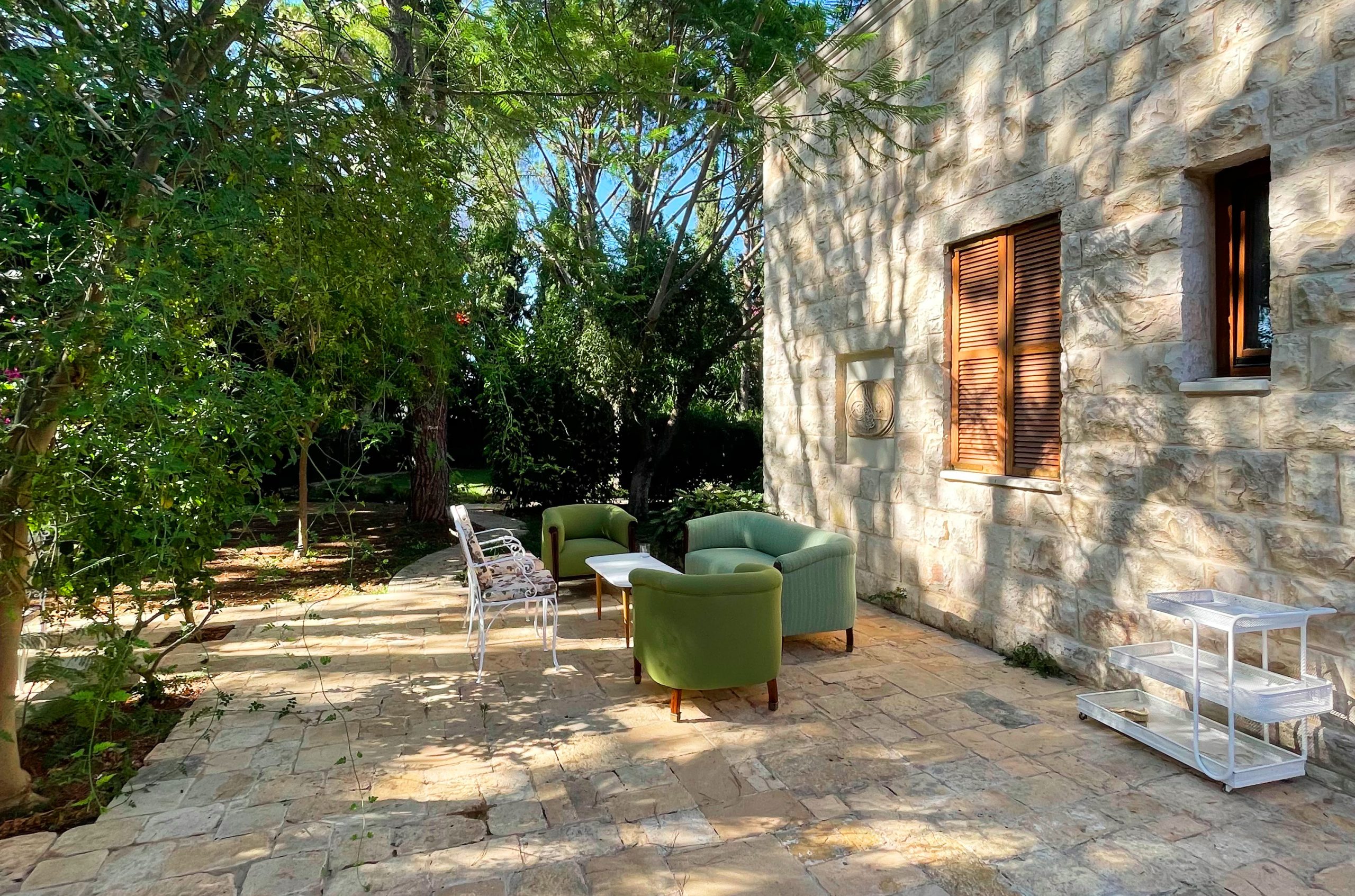 Dar Zefta Guesthouse, L'Hôte Libanais